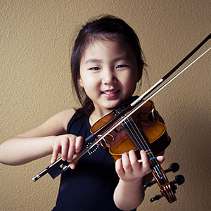 Young girl playing violin 300px