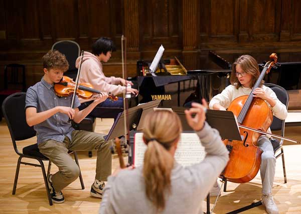 placeholder_01_716x498 Collegium Trio is taught on the AGPH stage by Muge